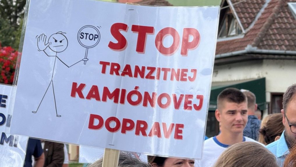 Ľudia v komárňanskom regióne blokovali nákladnú dopravu. Protestom žiadali vyššiu bezpečnosť