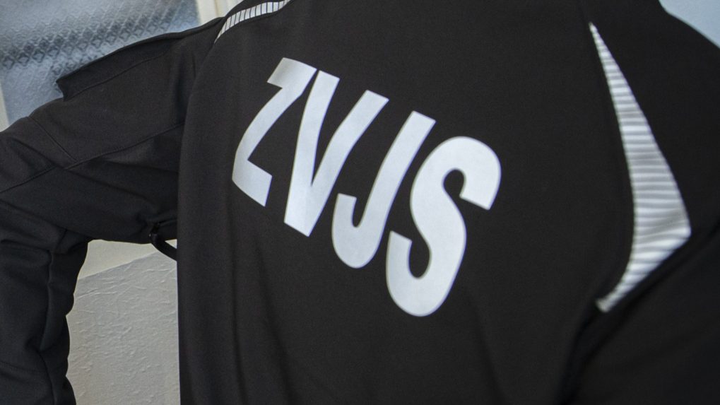 Príslušník justičnej a väzenskej stráže.