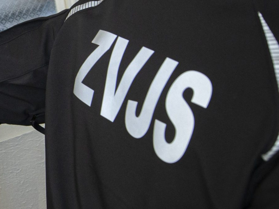 Príslušník justičnej a väzenskej stráže.