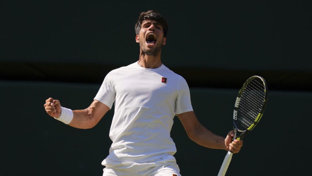 Carlos Alcaraz zabojuje na Wimbledone o tretí titul v rade, v semifinále zdolal Američana Fritza
