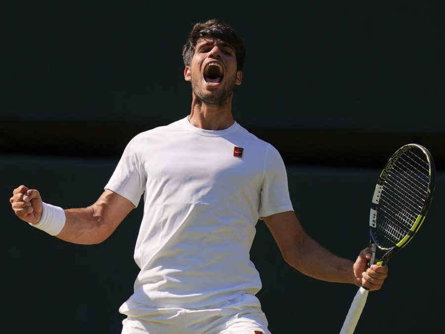 Carlos Alcaraz zabojuje na Wimbledone o tretí titul v rade, v semifinále zdolal Američana Fritza