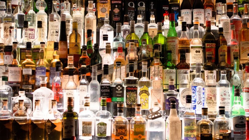 Na ilustračnej snímke fľaše s alkoholom.