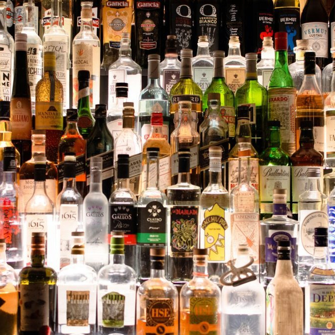 Na ilustračnej snímke fľaše s alkoholom.