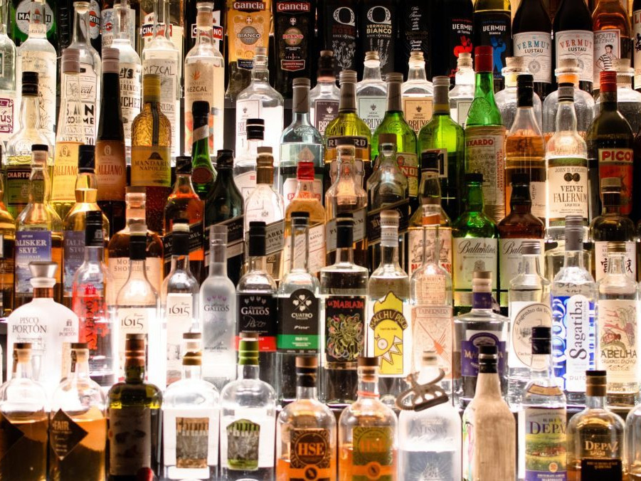 Na ilustračnej snímke fľaše s alkoholom.