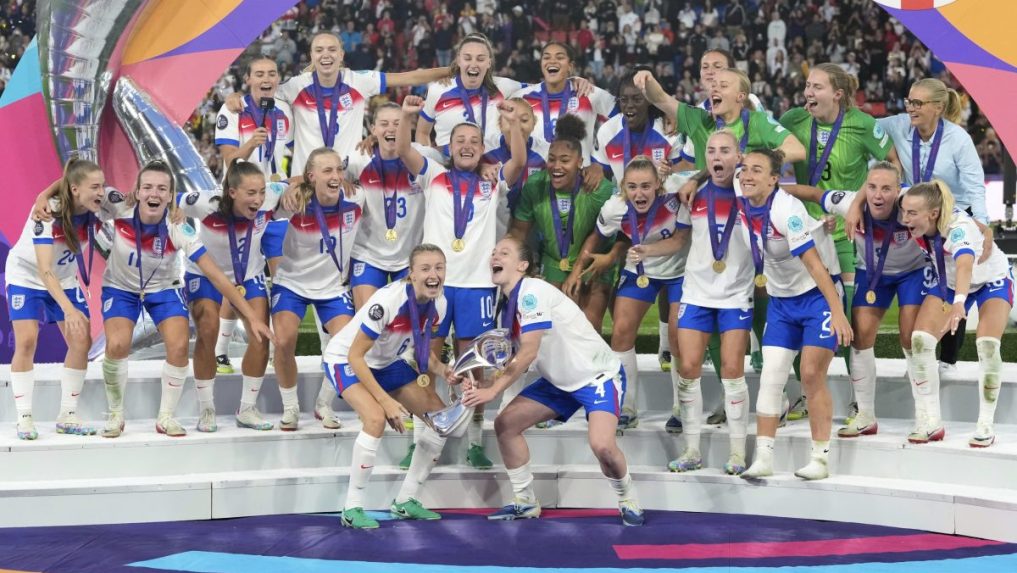 Angličanky dvíhajú nad hlavu trofej pre majsterky Európy.