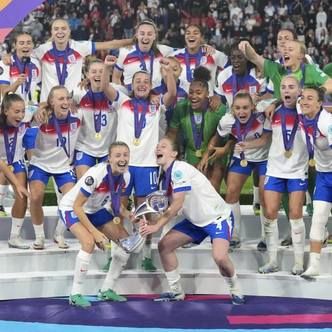 Angličanky dvíhajú nad hlavu trofej pre majsterky Európy.