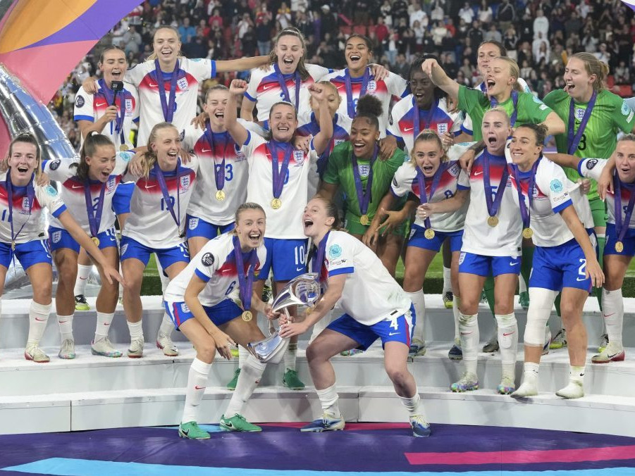 Angličanky dvíhajú nad hlavu trofej pre majsterky Európy.