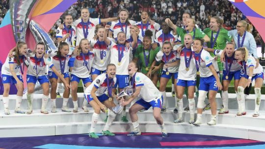 Angličanky dvíhajú nad hlavu trofej pre majsterky Európy.