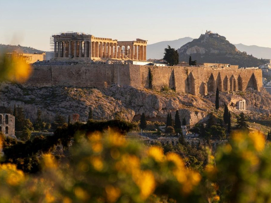 Na ilustračnej snímke pohľad na Atény.