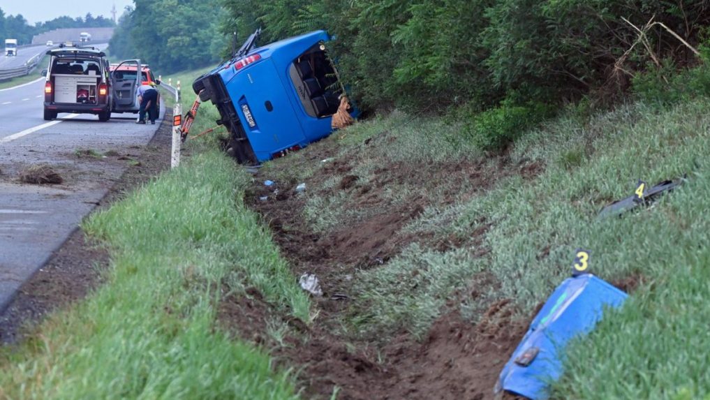 Na českej diaľnici sa prevrátil autobus, zranených je niekoľko osôb. Príčinou nehody bol zrejme mikrospánok