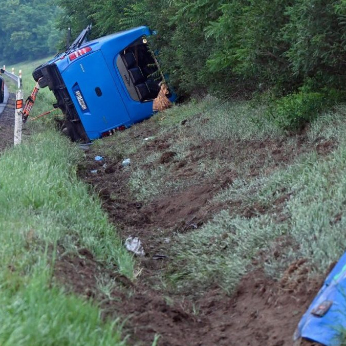 Na českej diaľnici sa prevrátil autobus, zranených je niekoľko osôb. Príčinou nehody bol zrejme mikrospánok