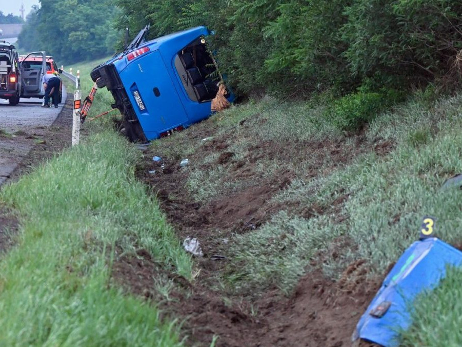 Na českej diaľnici sa prevrátil autobus, zranených je niekoľko osôb. Príčinou nehody bol zrejme mikrospánok