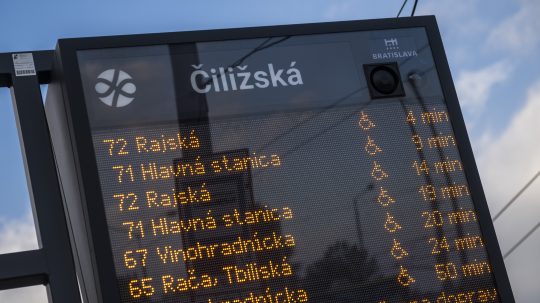 Na snímke digitálny označník liniek s premenovanými trolejbusovým linkami bratislavskej MHD 202 na číslo 72 a 201 na 71 na konečnej zastávke Čiližská.