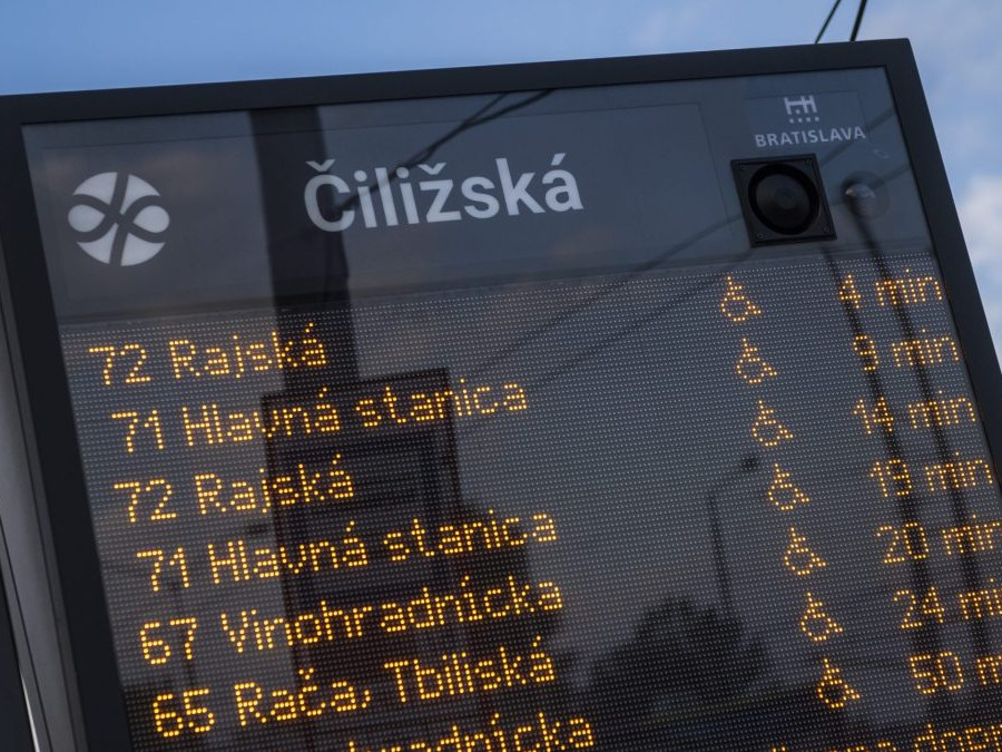 Na snímke digitálny označník liniek s premenovanými trolejbusovým linkami bratislavskej MHD 202 na číslo 72 a 201 na 71 na konečnej zastávke Čiližská.