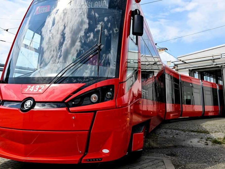 Na snímke exteriér novej električky počas jej predstavenia v rámci tlačovej konferencie Dopravného podniku Bratislava.