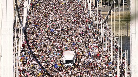 Účastníci Pride-u na Alžbetinom moste v Budapešti.