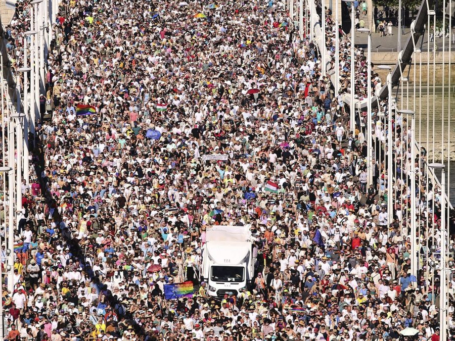 Účastníci Pride-u na Alžbetinom moste v Budapešti.