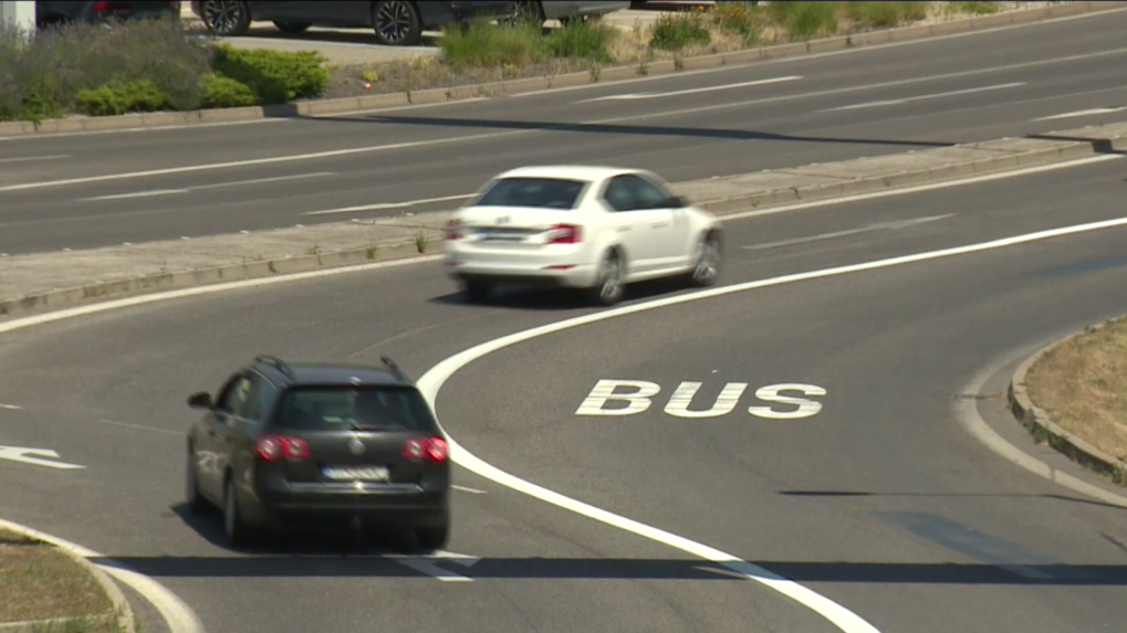 Nový bus pruh na Boroch burcuje emócie na sociálnych sieťach. Ide o dočasnú zmenu, reaguje mesto
