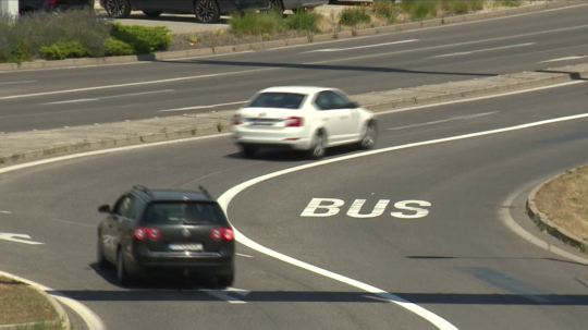 Nový bus pruh na Boroch burcuje emócie na sociálnych sieťach. Ide o dočasnú zmenu, reaguje mesto