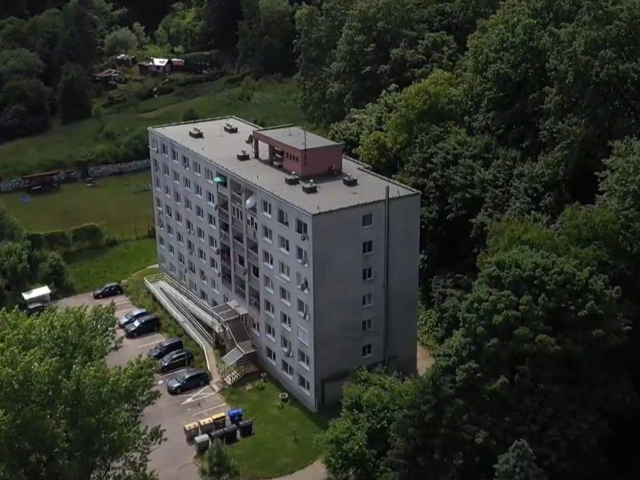 Na snímke bytový dom v Slovenskej Ľupči, v ktorom fungujú dvaja správcovia.