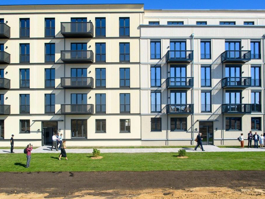 Na ilustračnej snímke bytovka.