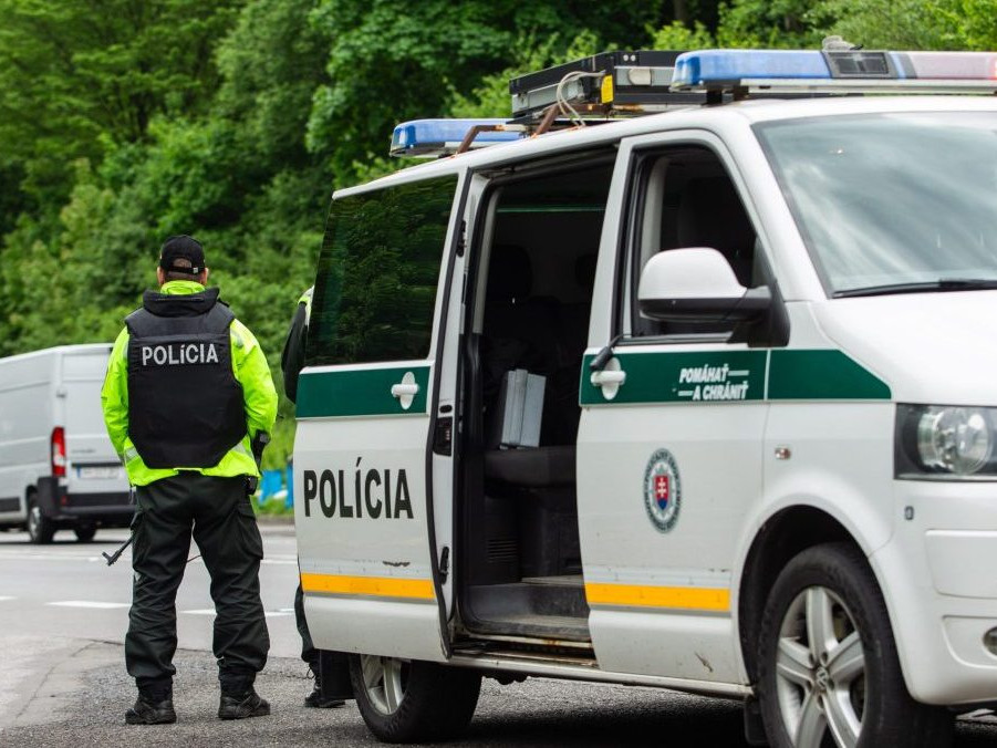 policajt a policajné auto