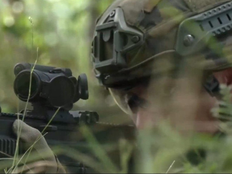 Študenti v Česku si môžu vyskúšať ostrú streľbu či hod granátom. Z vojenského výcviku si odnášajú skúsenosti aj plat