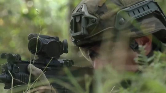 Študenti v Česku si môžu vyskúšať ostrú streľbu či hod granátom. Z vojenského výcviku si odnášajú skúsenosti aj plat