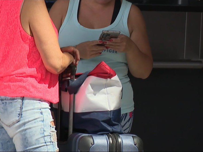 Na ilustračnej snímke cestujúce s kuframi.