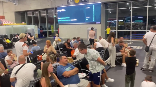 Cestujúci uviazli na letiskách v Solúne aj v Košiciach.
