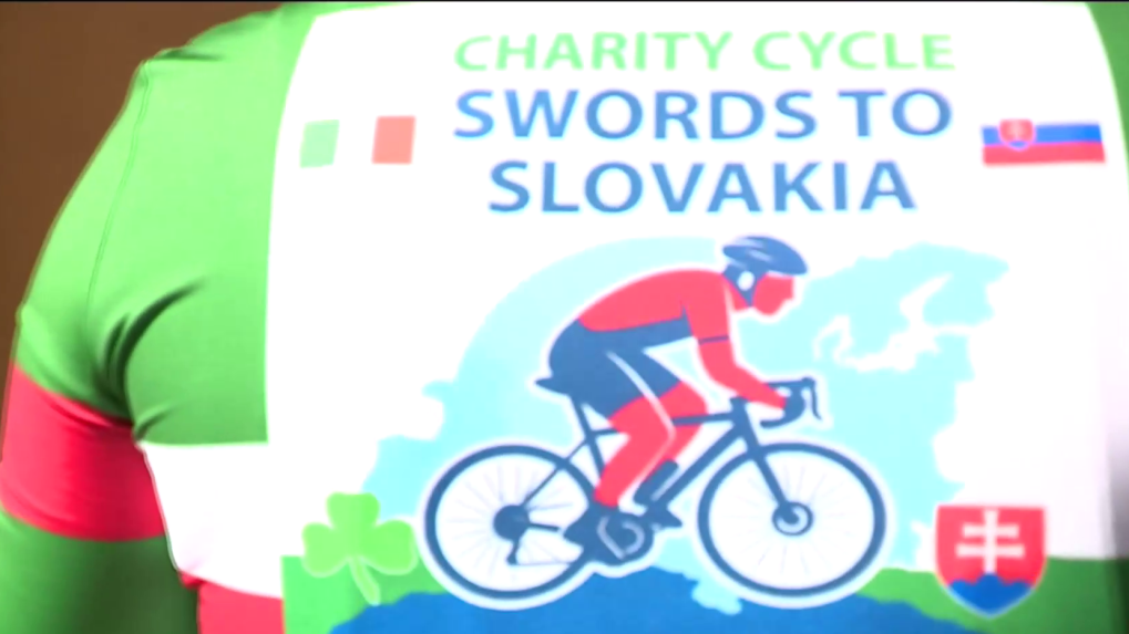 Na snímke je tričko s logom charitatívnej cyklotúry.