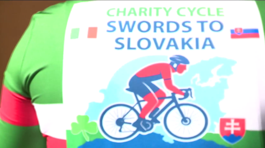 Na snímke je tričko s logom charitatívnej cyklotúry.