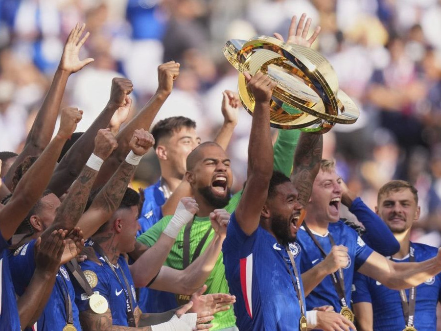 Hráči Chelsea s trofejou pre víťaza MS klubov.