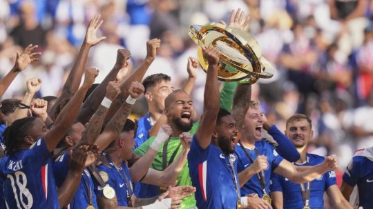 Hráči Chelsea s trofejou pre víťaza MS klubov.