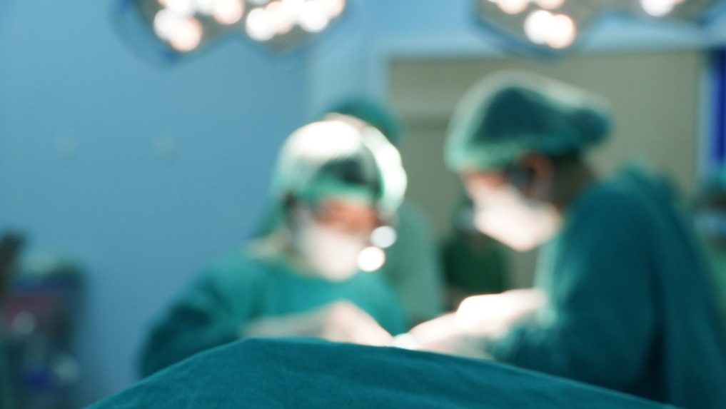 Žene v Británii omylom odstránili časť chrbtice. Za posledný rok hlásia vyše 400 operačných omylov