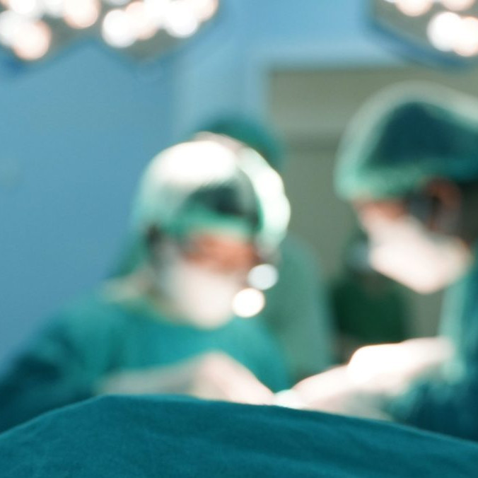 Žene v Británii omylom odstránili časť chrbtice. Za posledný rok hlásia vyše 400 operačných omylov