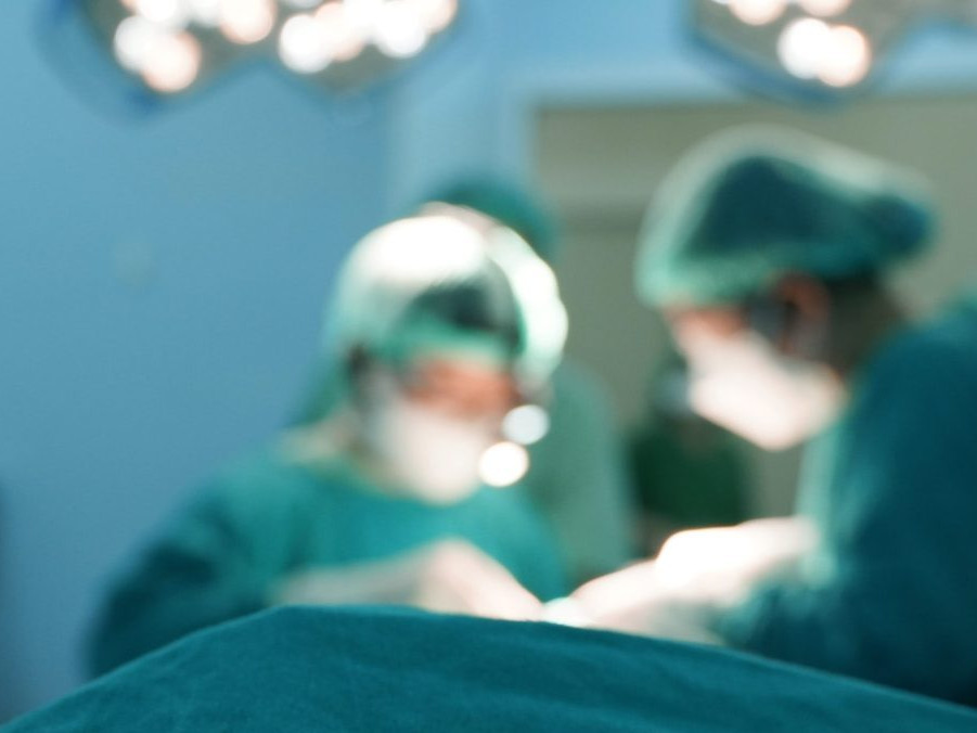 chirurgovia počas operácie