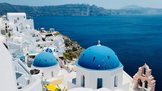 Grécky ostrov Santorini ročne priláka až dva milióny turistov.