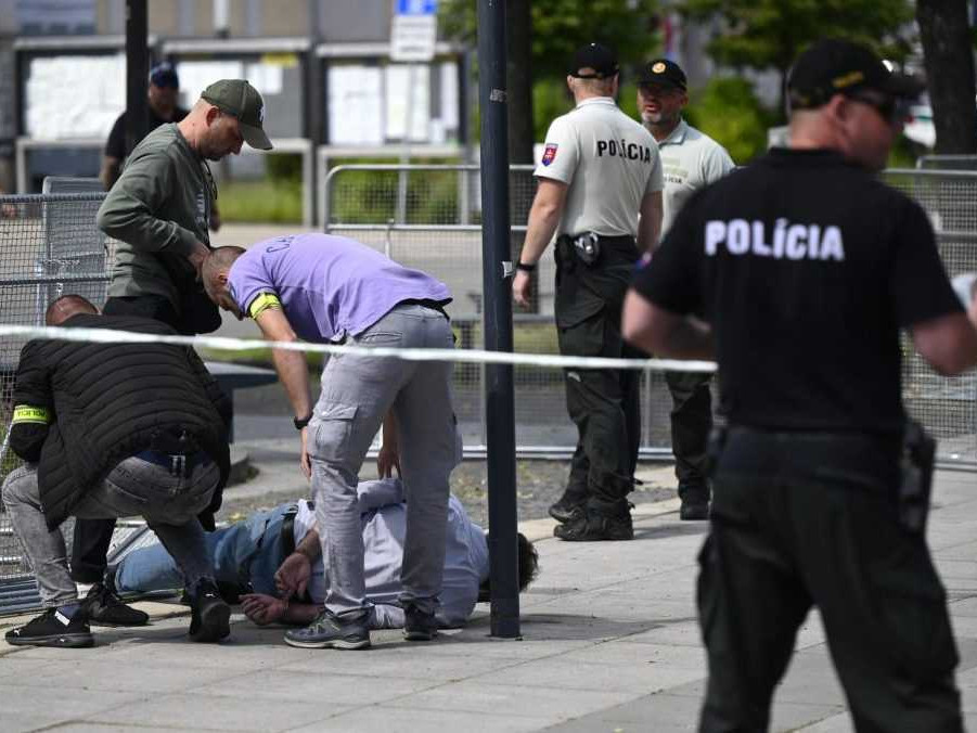 Na snímke policajti zatýkajú J. Cintulu 15. mája 2024 krátko po streľbe.