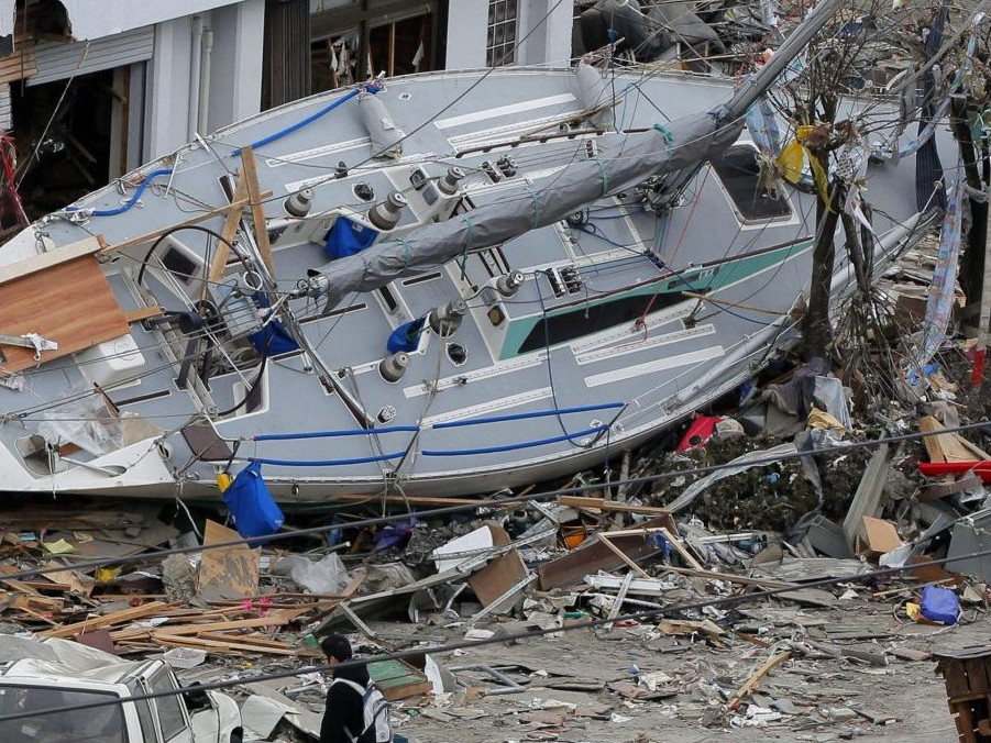 Na snímke prevrátená jachta po vlne cunami v Japonsku.