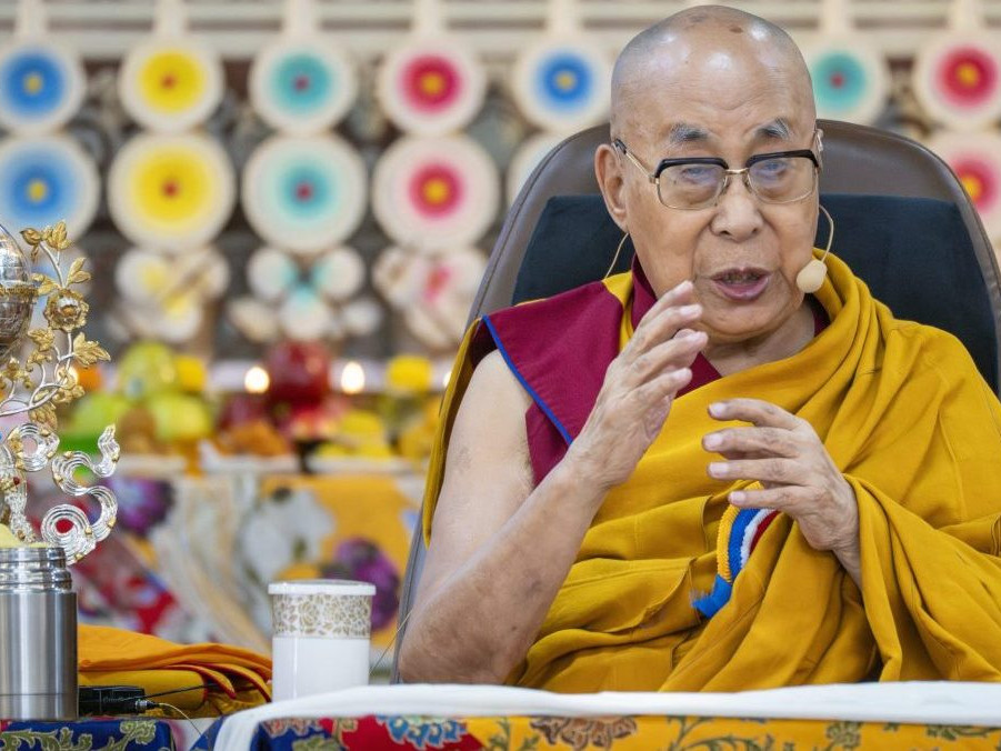 Dalajláma počas príhovoru pred jeho 90. narodeninami.