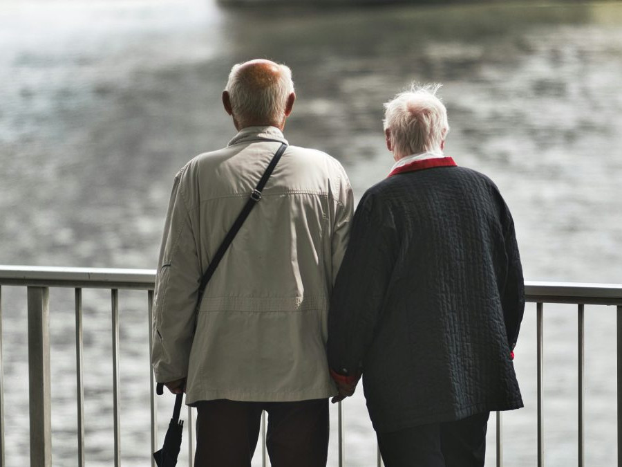 Na snímke sú dôchodcovi pri rieke v nemeckom meste Kolín nad Rýnom.