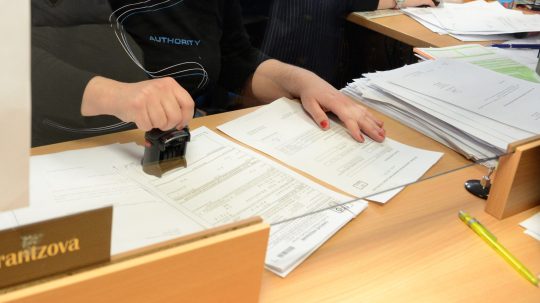 Na snímke daňovníčka podáva daňové priznanie na Daňovom úrade.