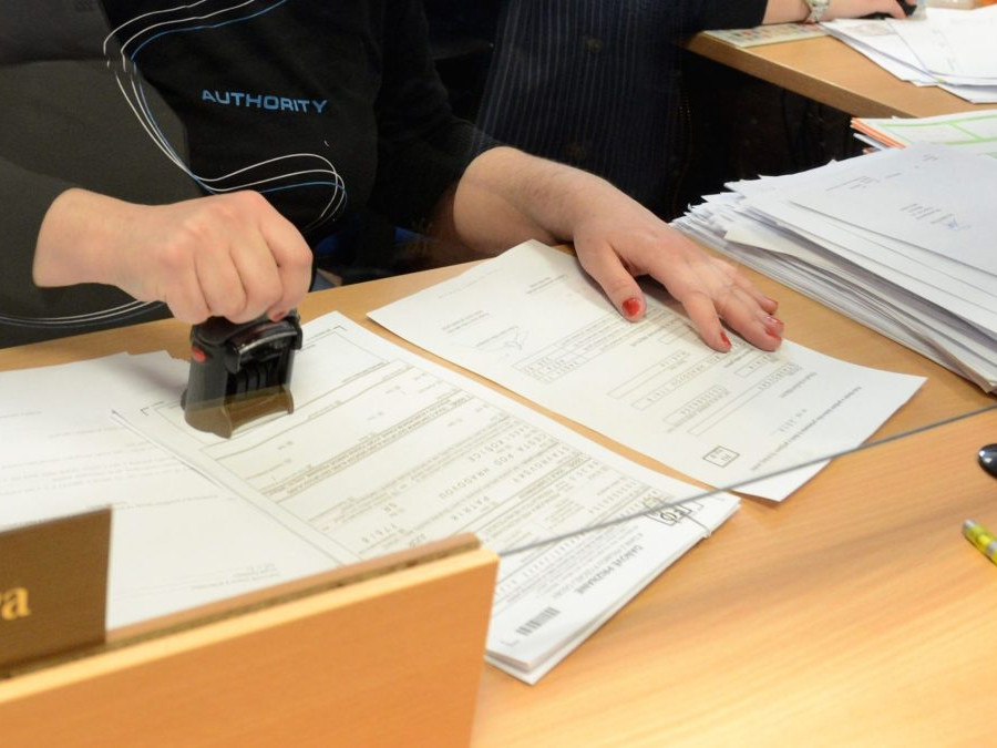 Na snímke daňovníčka podáva daňové priznanie na Daňovom úrade.