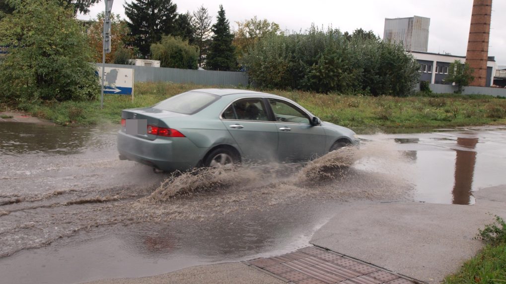 Nebezpečné počasie na Slovensku pokračuje, pred výdatným dažďom varuje výstraha najvyššieho stupňa
