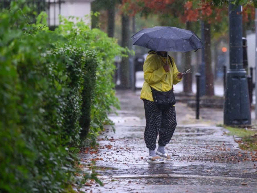 Na ilustračnej snímke žena s dáždnikom počas upršaného počasia.