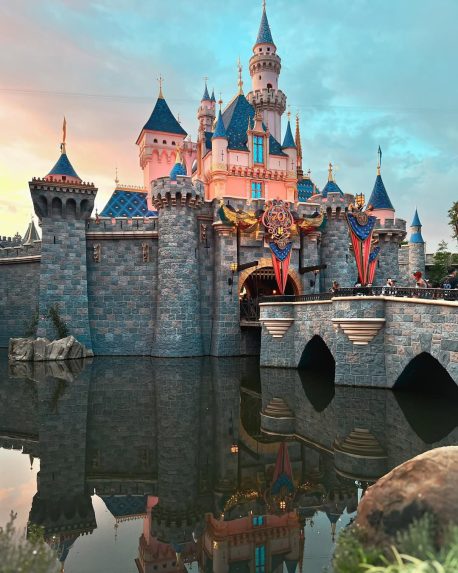 FOTO/VIDEO: Sen Walta Disneyho žije už 70 rokov. Legendárny zábavný park Disneyland v Los Angeles oslavuje jubileum