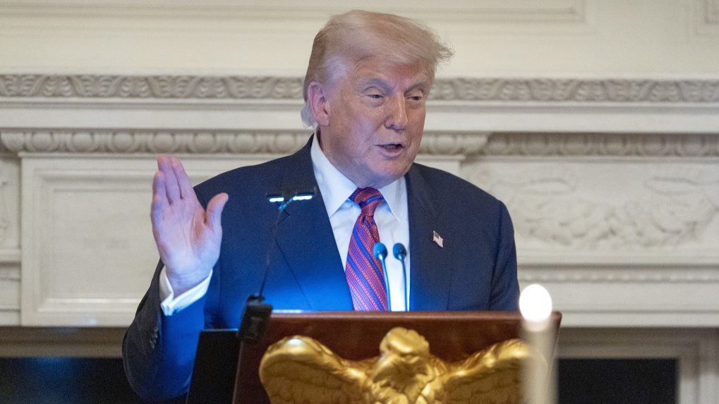 Biely dom rozhneval prezidentových stúpencov. Nezverejnil spisy o Epsteinovi, Trump to pritom sľuboval v kampani
