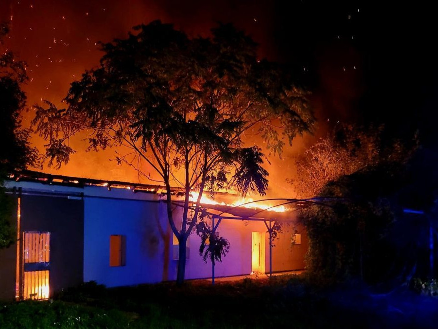 Na snímke je požiar bývalého družstva.