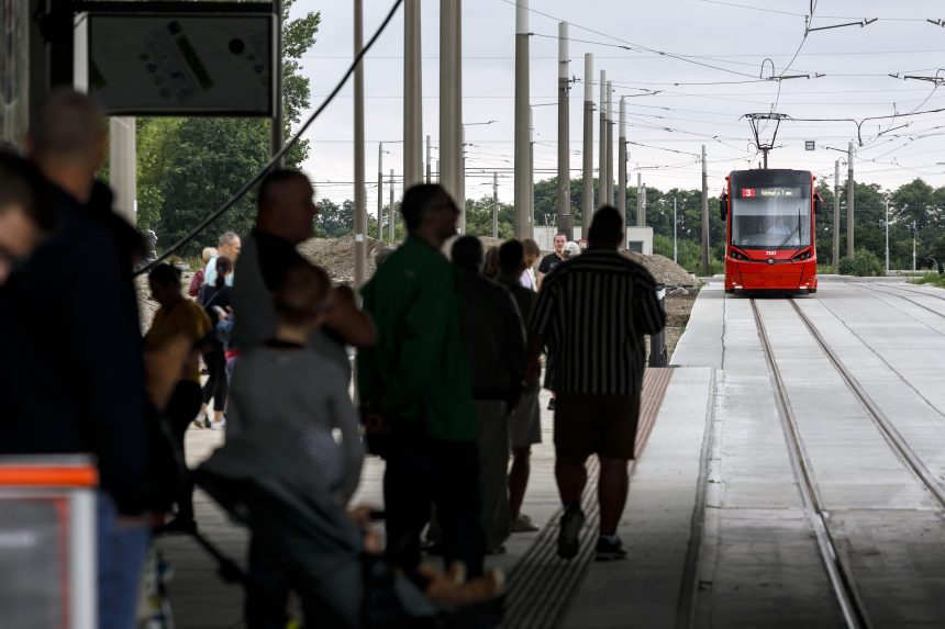 cestujúco čakajú na električku